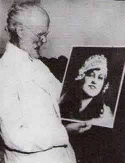 Dr. von Cosel mit einem Bild von "Helen"
