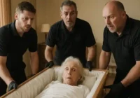 Eine Frau mit aufgerissenen Augen liegt in einem Sarg
